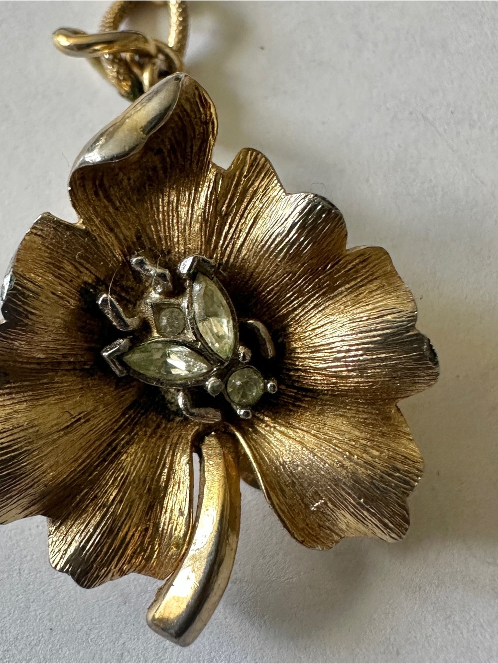 Vintage Crown Trifari Fur Sweater Clips Earrings Gold Tone Rhinestone Bug Leaf - Picture 3 of 14